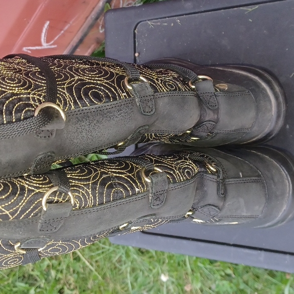 Timberland women's boots with gold threaded design and fur interior 7 M - Picture 4 of 5